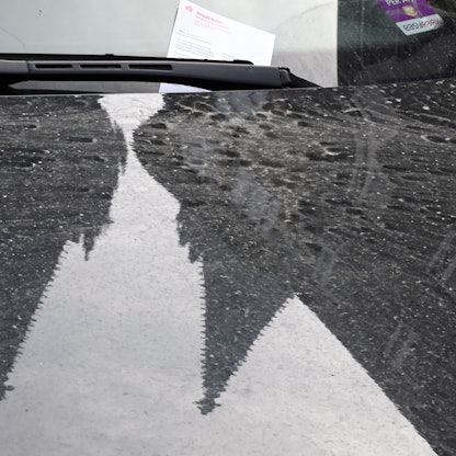 Saharastaub hat sich auf den Autos in der Stadt angesammelt.