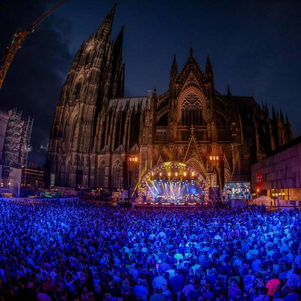 Die Bläck Fööss spielen das Jubiläumskonzert zum 50-jährigen Bandbestehen auf dem Roncalliplatz vor dem Dom.