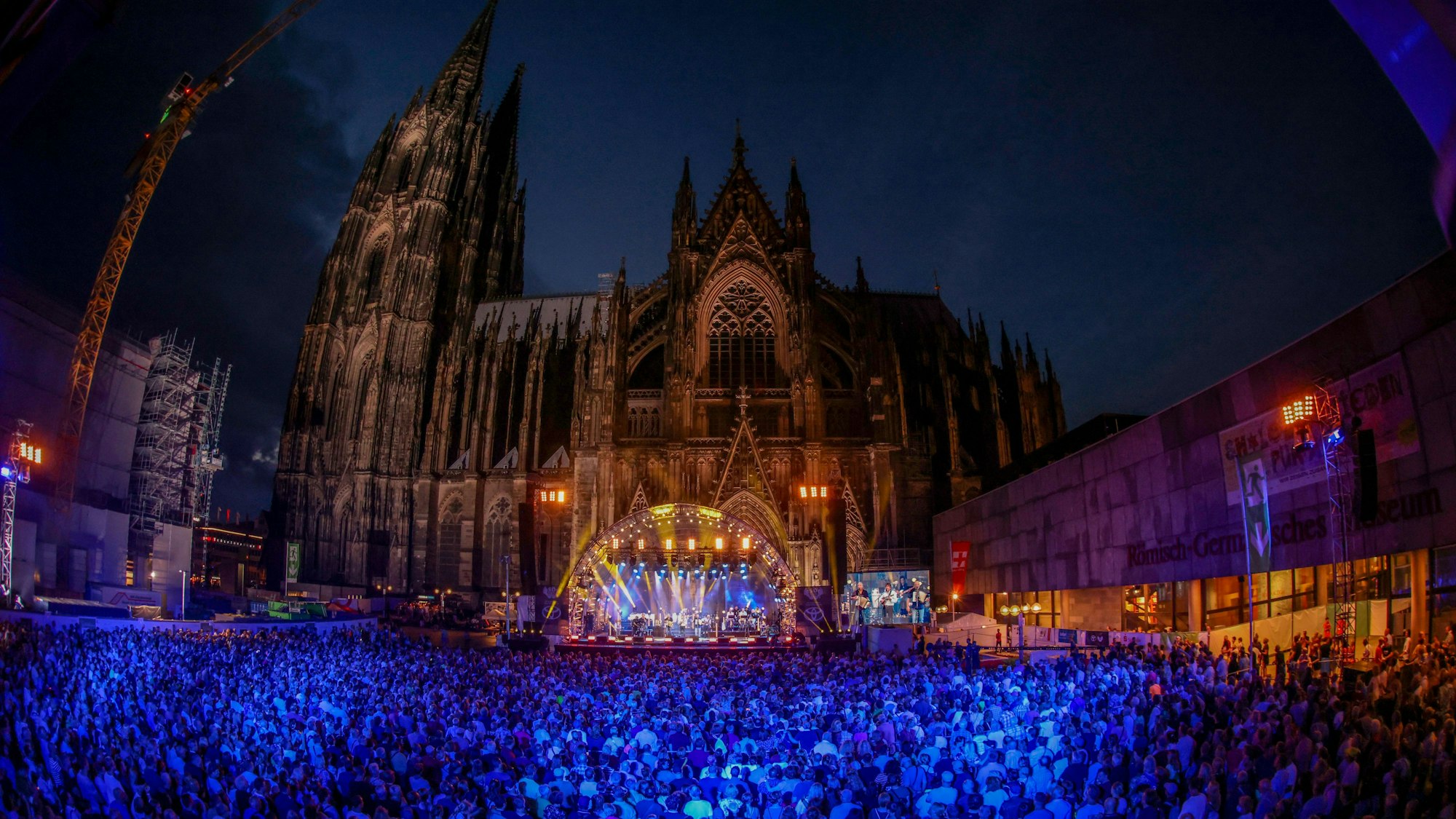 Die Bläck Fööss spielen das Jubiläumskonzert zum 50-jährigen Bandbestehen auf dem Roncalliplatz vor dem Dom.