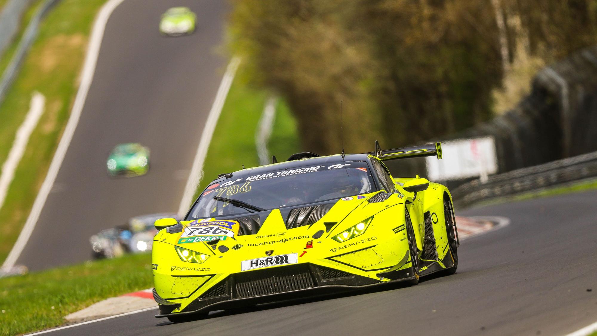Der Lamborghini von Renazzo, gesteuert vom Obergartzemer Team Mcchip. Im Hintergrund sind noch weitere Fahrzeuge zu erkennen.