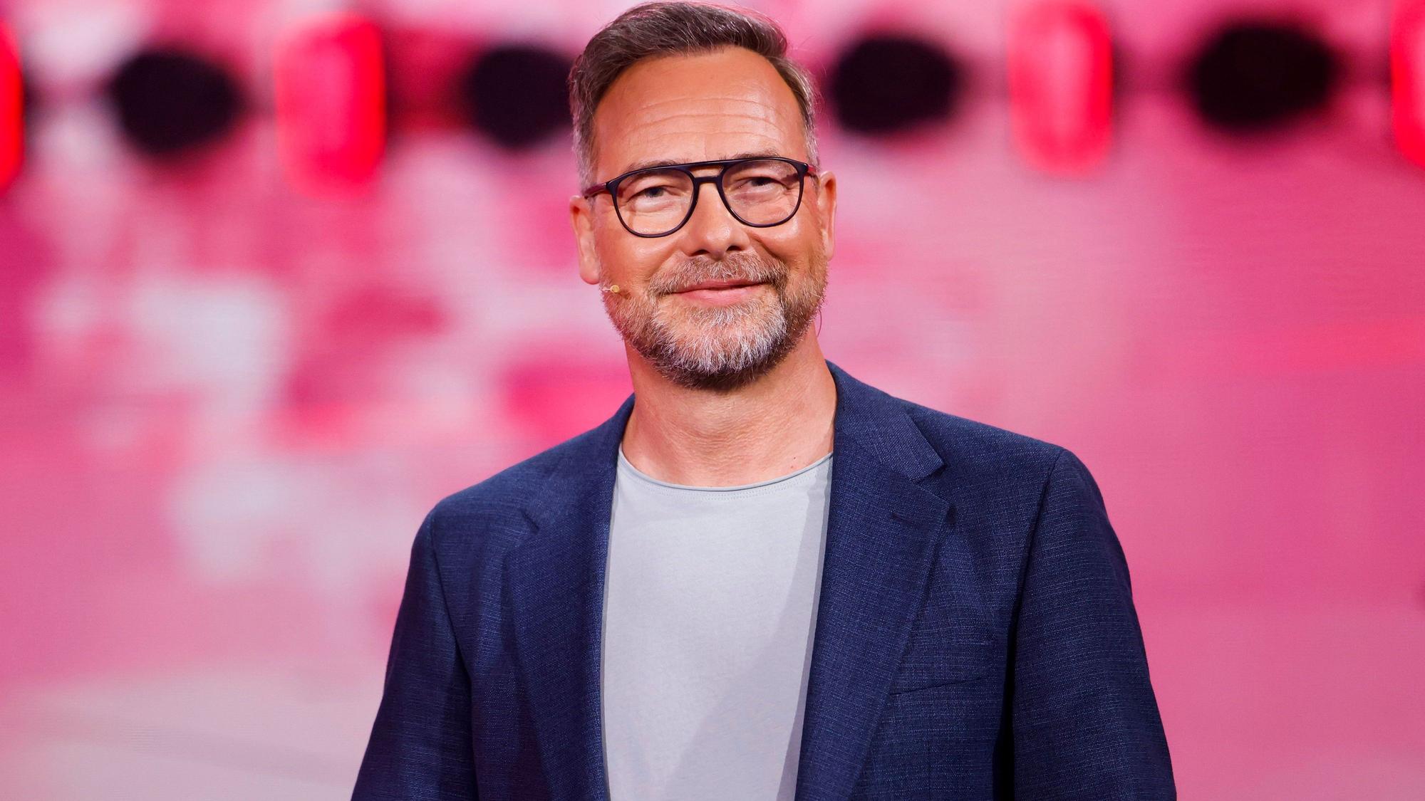 Moderator Matthias Opdenhövel steht in der ProSieben-Show ·The Masked Singer· auf der Bühne.