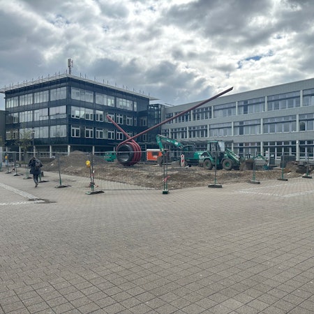 Blick auf den Vorplatz der Hochschule Bonn-Rhein-Sieg. Bagger haben das Pflaster aufgerissen.
