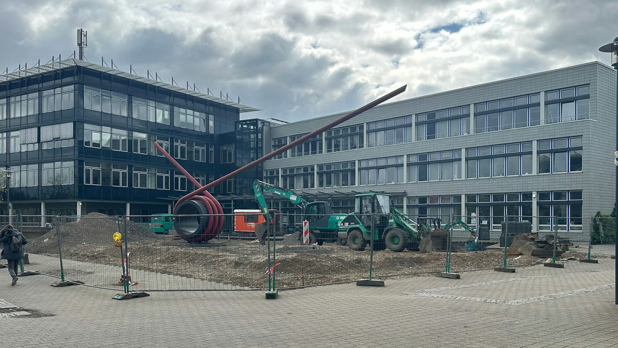 Blick auf den Vorplatz der Hochschule Bonn-Rhein-Sieg. Bagger haben das Pflaster aufgerissen.