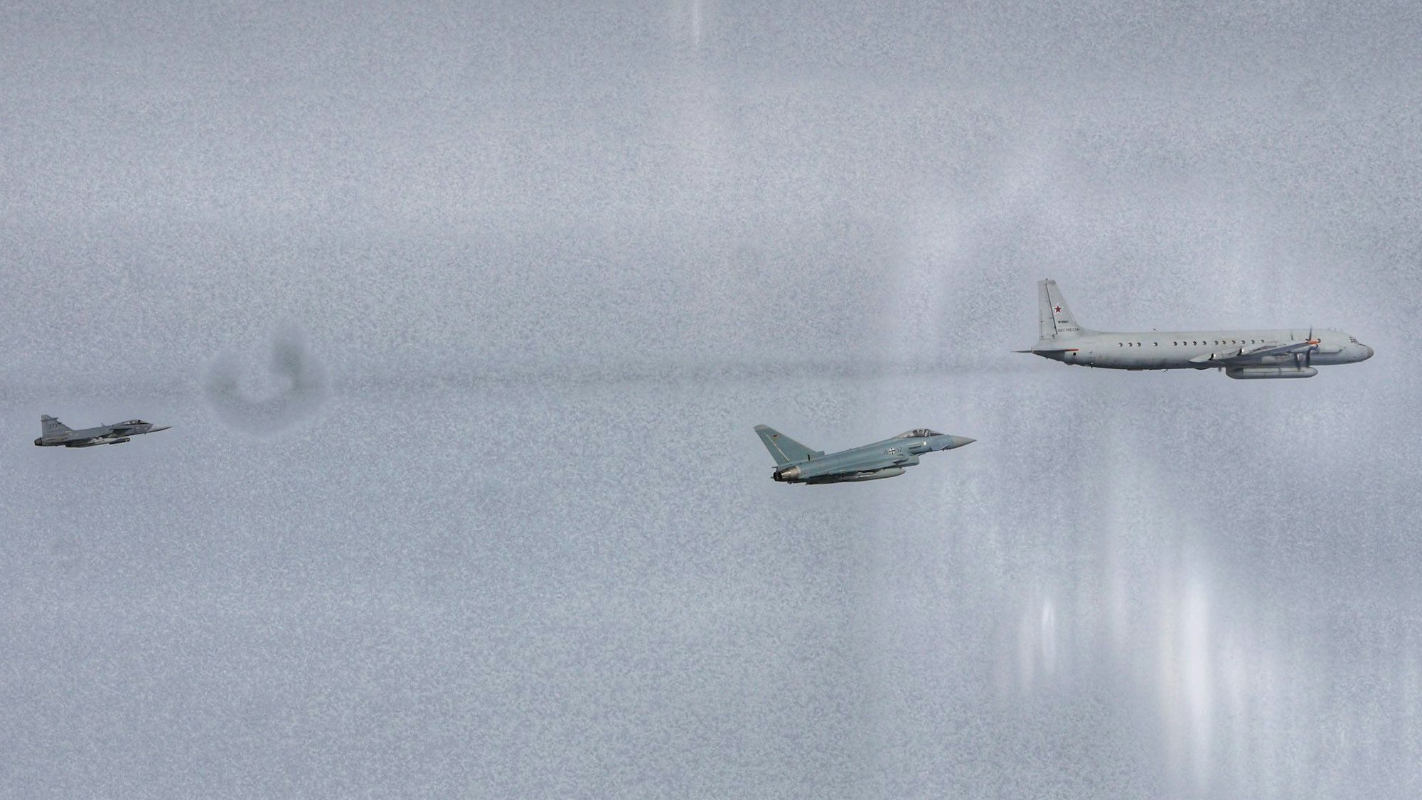 Ein Eurofighter der deutschen Luftwaffe vom Stützpunkt in Laage fängt gemeinsam mit einem schwedischen Kampfjet ein unangemeldtes russisches Militärflugzeug ab. Ein Alarmstart aus Deutschland ist vergleichsweise selten.