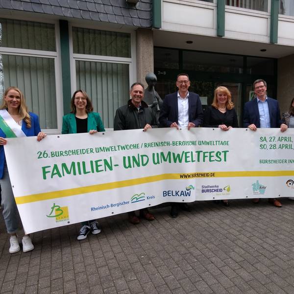 Svenja Mühlsiegl, Andrea Lunau, Manfred Habrunner, Dirk Runge, Monika Lichtinghagen-Wirths, Stephan Santelmann, Daniela Zyball und Christian Meuthen präsentieren das Transparent für die 26. Burscheider Umweltwoche.