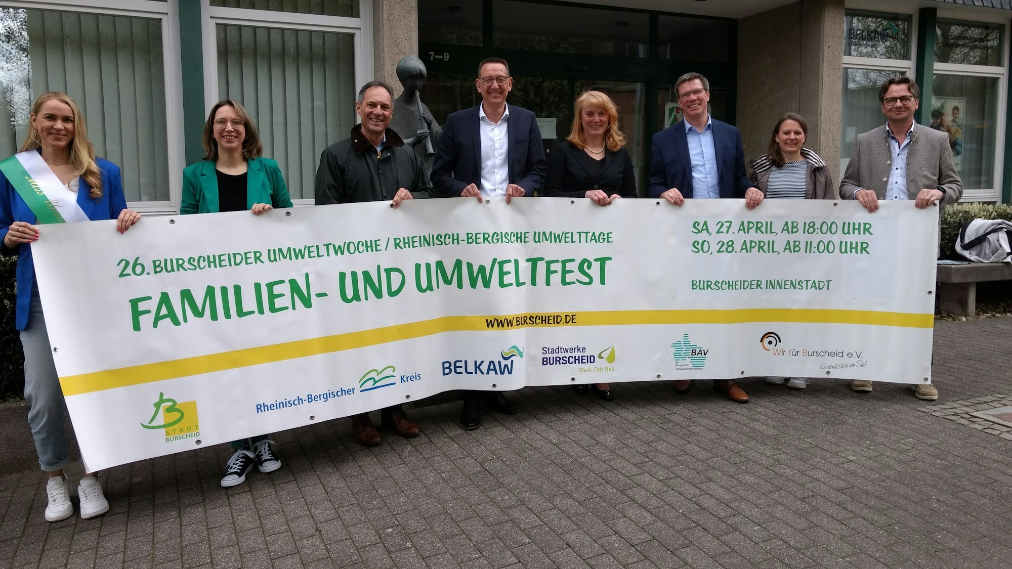 Svenja Mühlsiegl, Andrea Lunau, Manfred Habrunner, Dirk Runge, Monika Lichtinghagen-Wirths, Stephan Santelmann, Daniela Zyball und Christian Meuthen präsentieren das Transparent für die 26. Burscheider Umweltwoche.