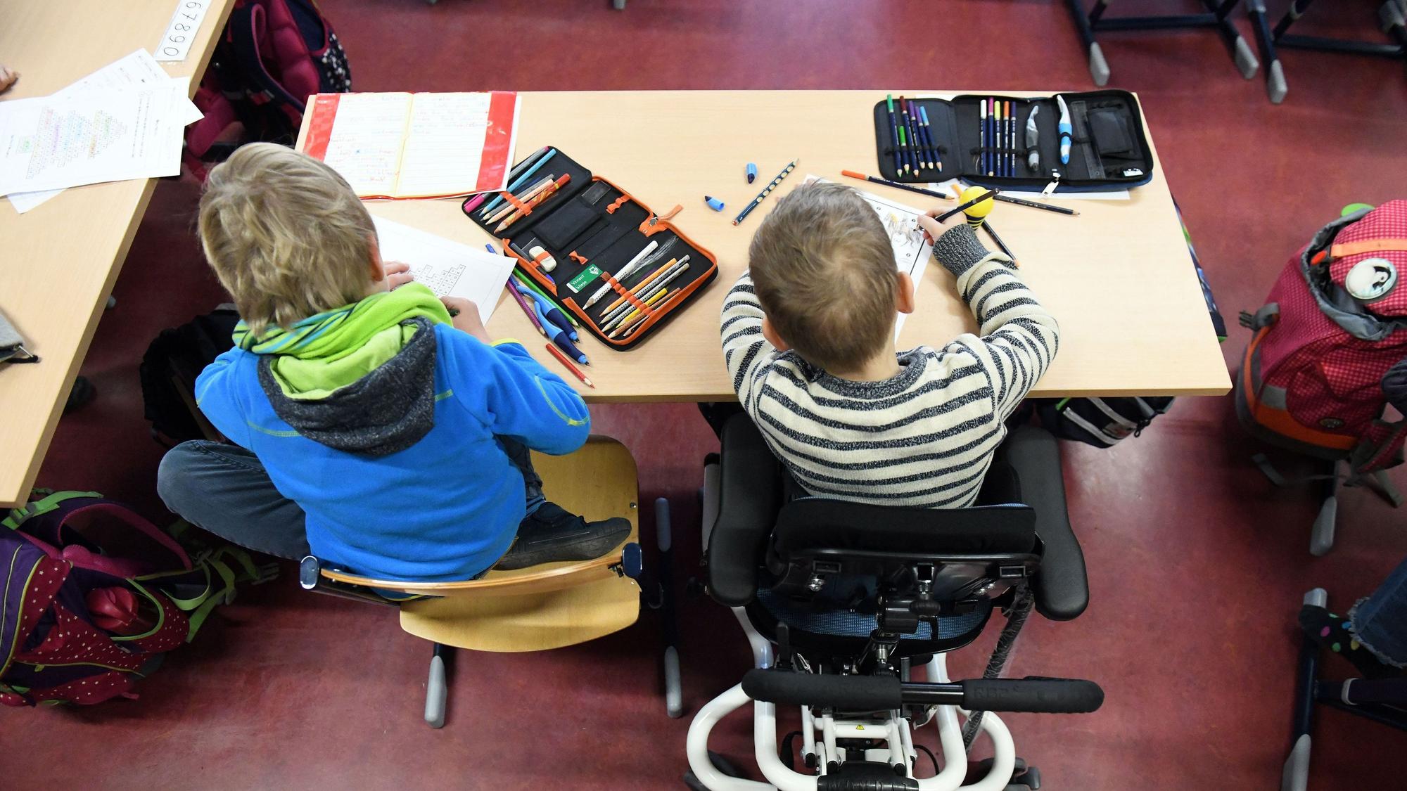 Zwei Schüler mit Handicap in einer Klasse.