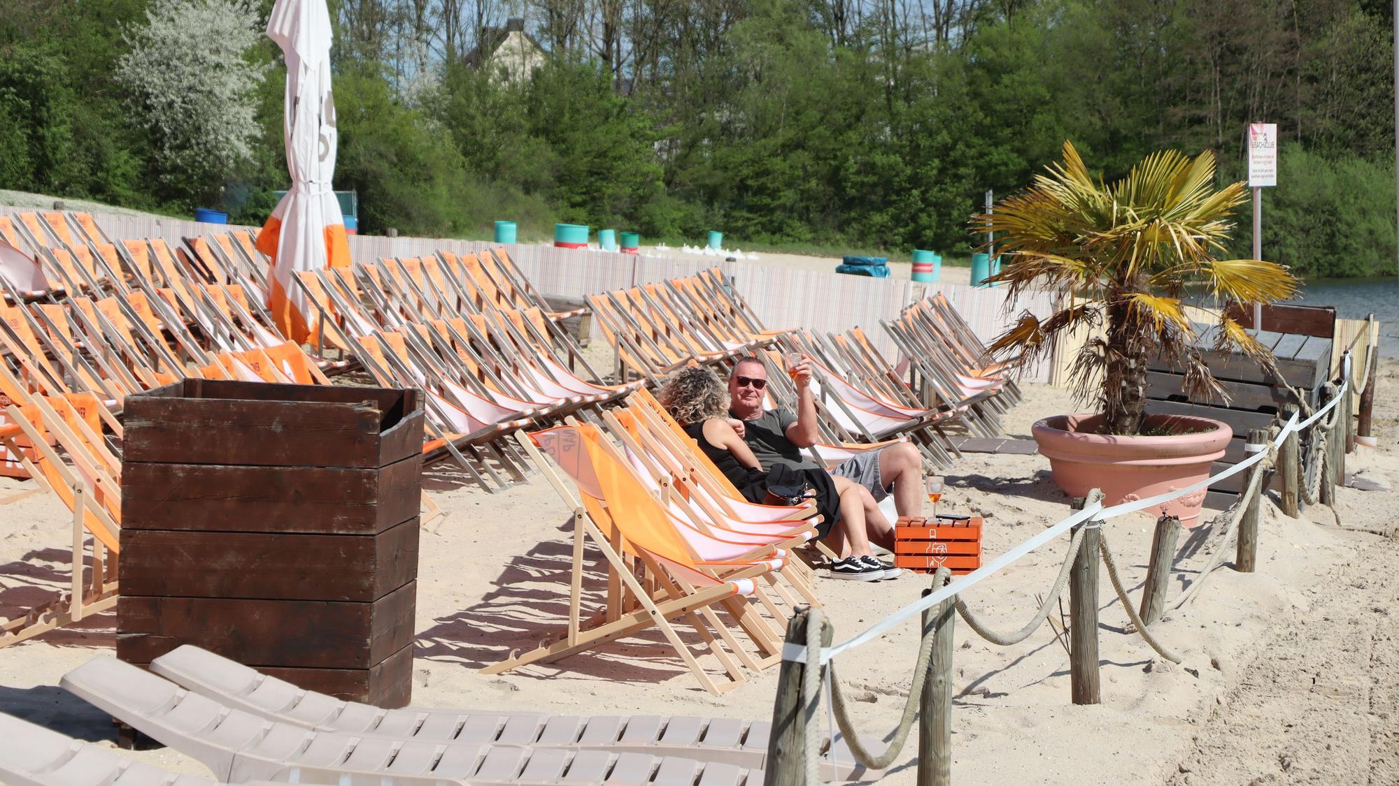 Die ersten Sonnenanbeter konnten bereits köstliche Drinks im Beachclub am Strand genießen.
