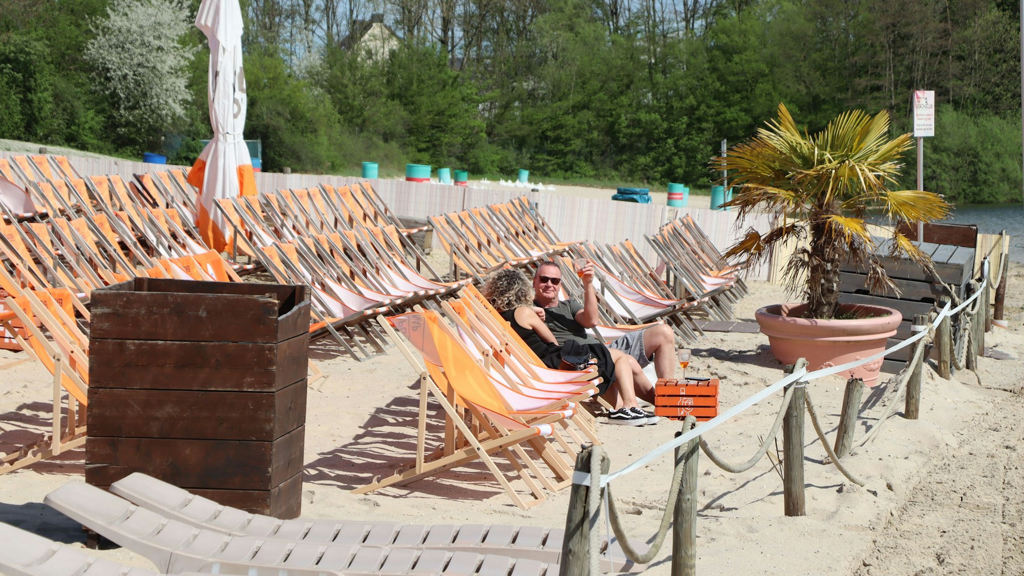 Die ersten Sonnenanbeter konnten bereits köstliche Drinks im Beachclub am Strand genießen.