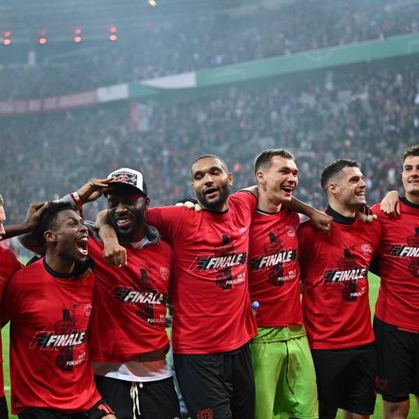 03.04.2024, Nordrhein-Westfalen, Leverkusen: Fußball: DFB-Pokal, Bayer Leverkusen - Fortuna Düsseldorf, Halbfinale, BayArena. Leverkusens Spieler feiern nach dem Schlusspfiff. WICHTIGER HINWEIS: Gemäß den Vorgaben der DFL Deutsche Fußball Liga bzw. des DFB Deutscher Fußball-Bund ist es untersagt, in dem Stadion und/oder vom Spiel angefertigte Fotoaufnahmen in Form von Sequenzbildern und/oder videoähnlichen Fotostrecken zu verwerten bzw. verwerten zu lassen. Foto: Marius Becker/dpa +++ dpa-Bildfunk +++