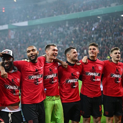 03.04.2024, Nordrhein-Westfalen, Leverkusen: Fußball: DFB-Pokal, Bayer Leverkusen - Fortuna Düsseldorf, Halbfinale, BayArena. Leverkusens Spieler feiern nach dem Schlusspfiff. WICHTIGER HINWEIS: Gemäß den Vorgaben der DFL Deutsche Fußball Liga bzw. des DFB Deutscher Fußball-Bund ist es untersagt, in dem Stadion und/oder vom Spiel angefertigte Fotoaufnahmen in Form von Sequenzbildern und/oder videoähnlichen Fotostrecken zu verwerten bzw. verwerten zu lassen. Foto: Marius Becker/dpa +++ dpa-Bildfunk +++
