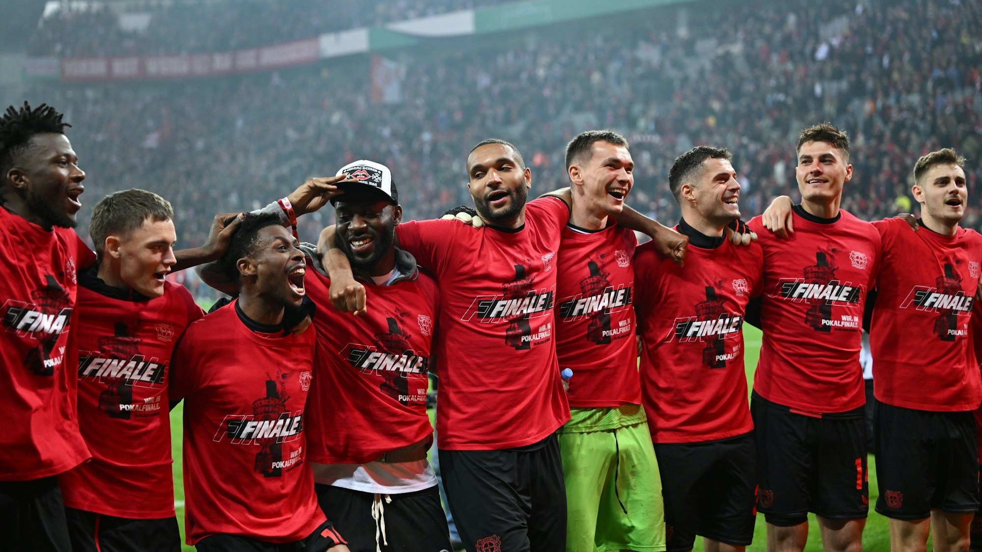 03.04.2024, Nordrhein-Westfalen, Leverkusen: Fußball: DFB-Pokal, Bayer Leverkusen - Fortuna Düsseldorf, Halbfinale, BayArena. Leverkusens Spieler feiern nach dem Schlusspfiff. WICHTIGER HINWEIS: Gemäß den Vorgaben der DFL Deutsche Fußball Liga bzw. des DFB Deutscher Fußball-Bund ist es untersagt, in dem Stadion und/oder vom Spiel angefertigte Fotoaufnahmen in Form von Sequenzbildern und/oder videoähnlichen Fotostrecken zu verwerten bzw. verwerten zu lassen. Foto: Marius Becker/dpa +++ dpa-Bildfunk +++