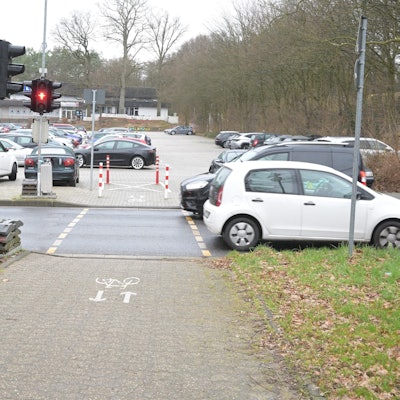 Das Foto zeigt die Ampelanlage an der Saaler Straße in Refrath