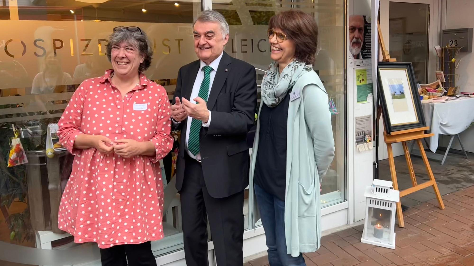 Ana Theissen von der Künstlergruppe „Unsere Art“ (v.l.), NRW-Innenminister Herbert Reul und Hospiz-Koordinatorin Christine Schwung.