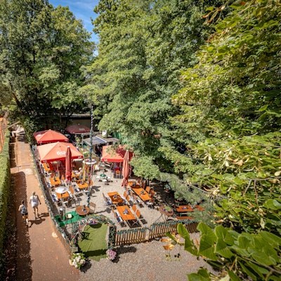 Der Alpenbiergarten auf Schelling liegt unter der Rodenkirchener Brücke, könnte aber auch irgendwo in Bayern sein.