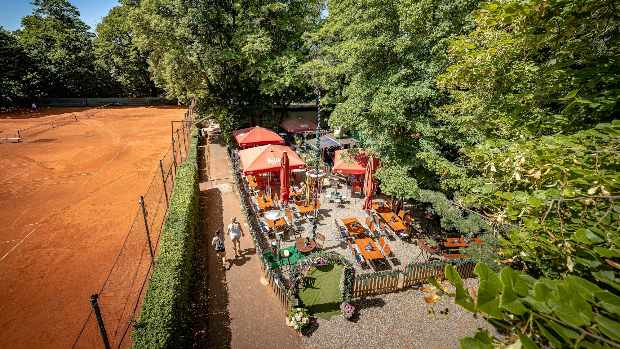 Der Alpenbiergarten auf Schelling liegt unter der Rodenkirchener Brücke, könnte aber auch irgendwo in Bayern sein.