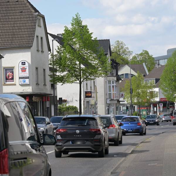 Autos stehen in beiden Fahrtrichtungen im Stau.