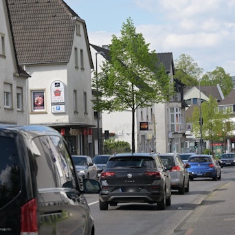 Autos stehen in beiden Fahrtrichtungen im Stau.