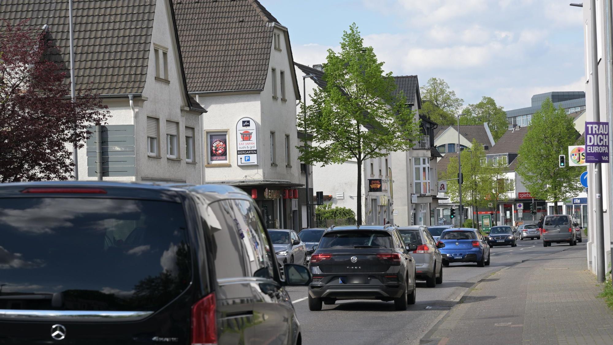 Autos stehen in beiden Fahrtrichtungen im Stau.
