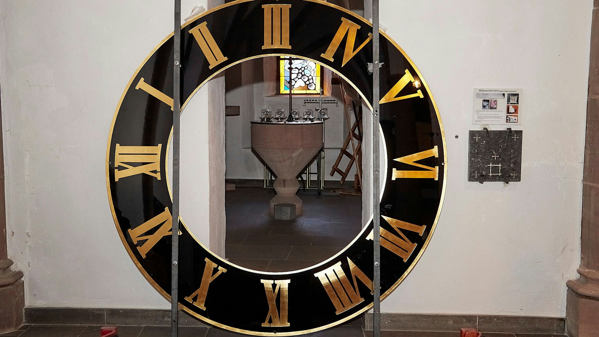 Das Ziffernblatt der Kirchturmuhr ist im Innern der Kirche in Marmagen gelagert.