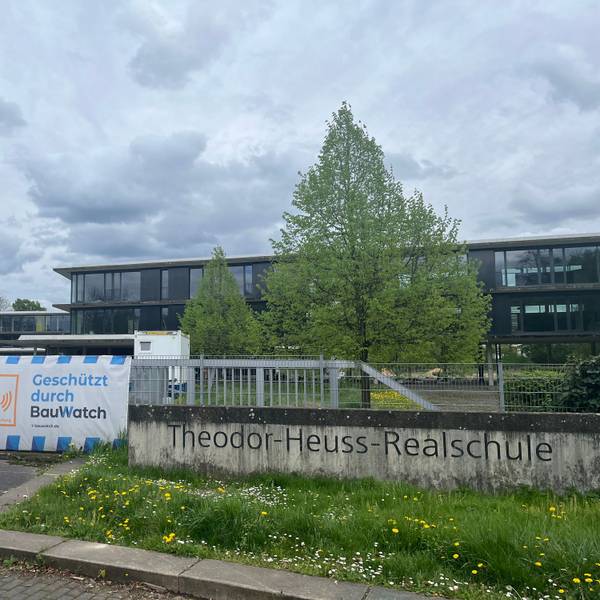 Kugelbrunnen vor dem Landrat-Lucas-Gymnasium Opladen