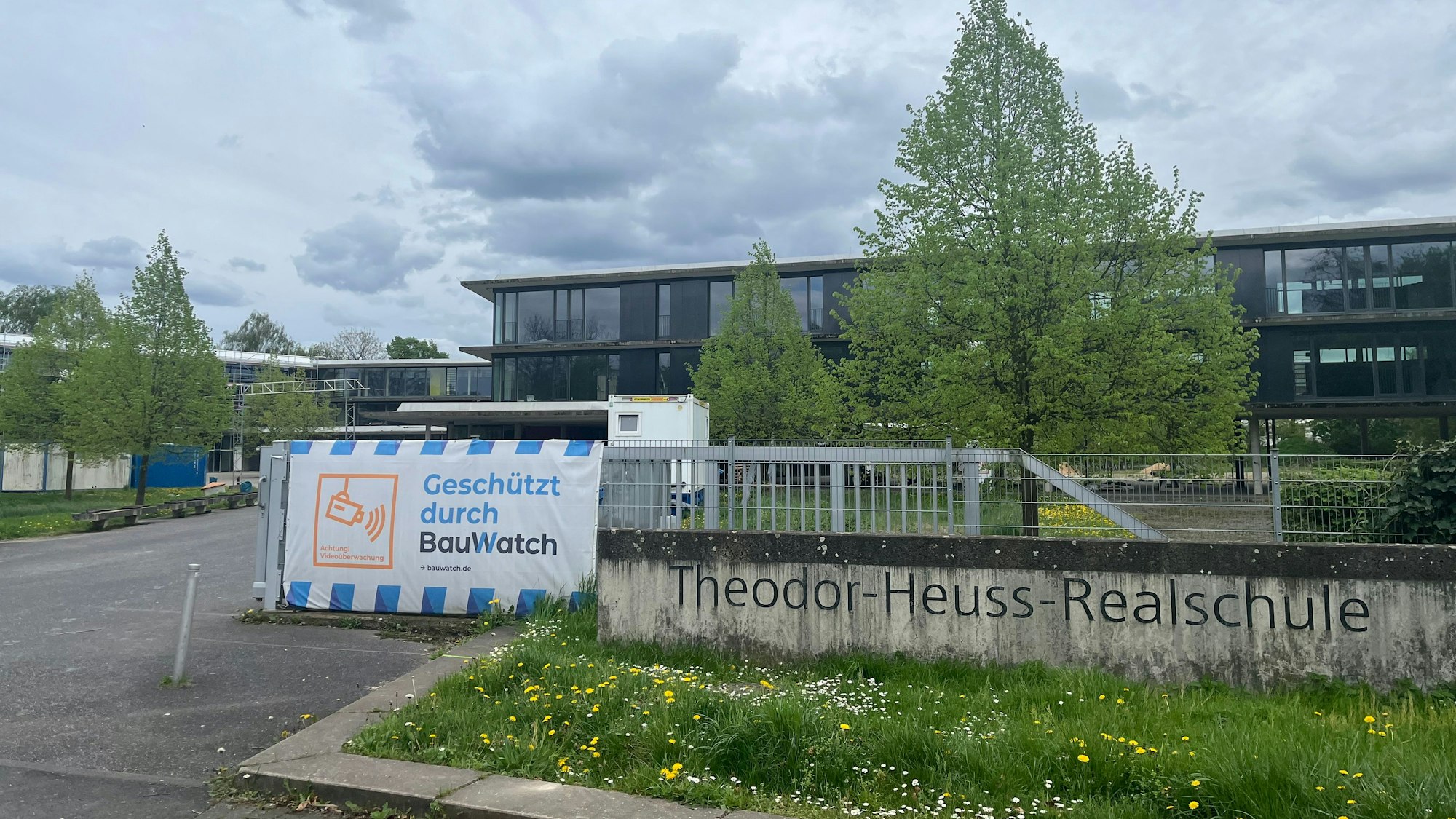 Kugelbrunnen vor dem Landrat-Lucas-Gymnasium Opladen
