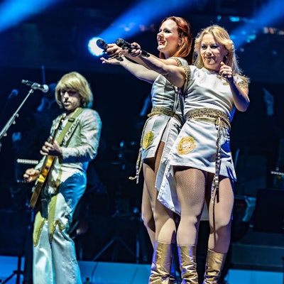 Sängerinnen in Disco-Outfit auf der Bühne der Lanxess-Arena.