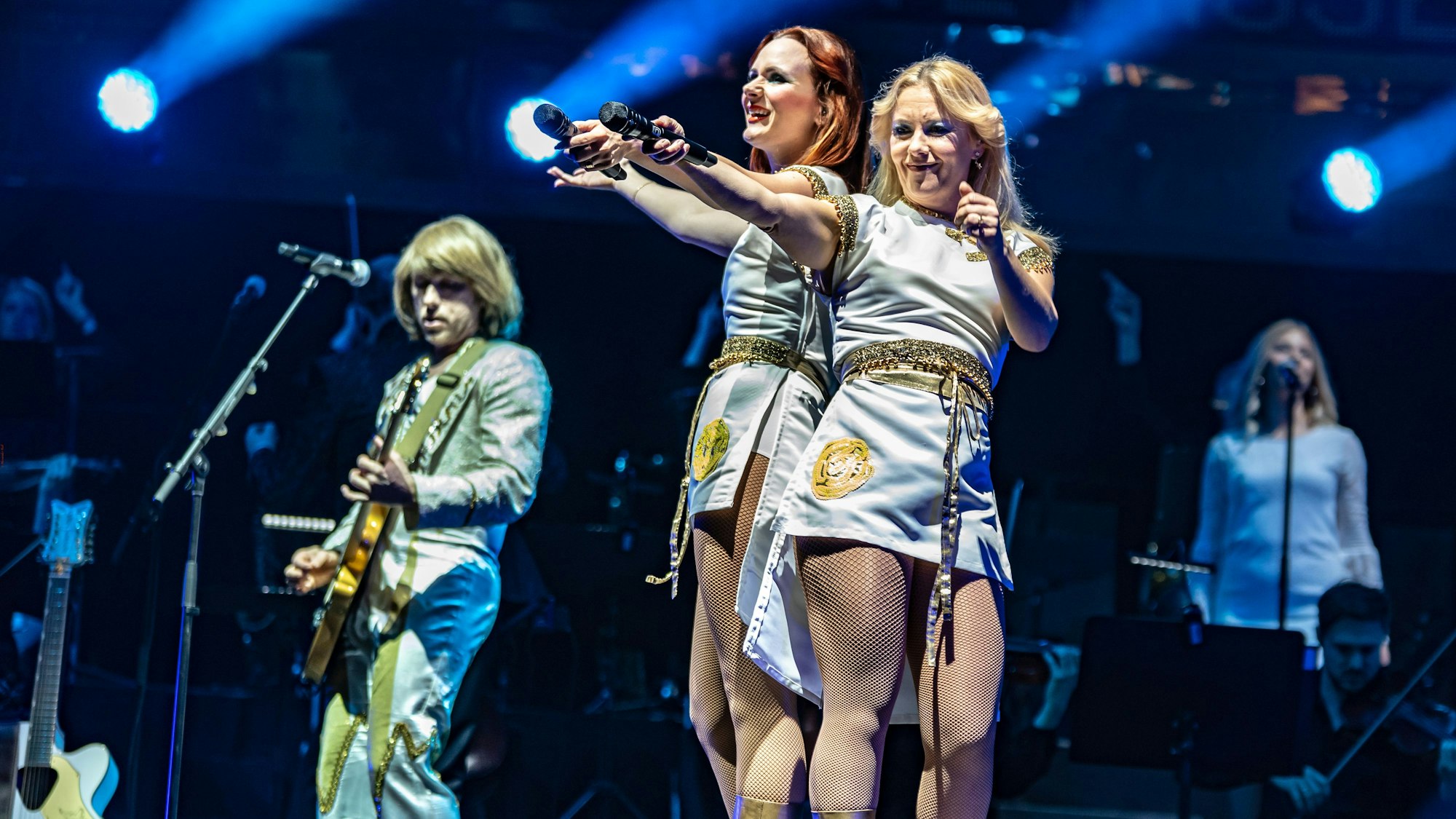 Sängerinnen in Disco-Outfit auf der Bühne der Lanxess-Arena.