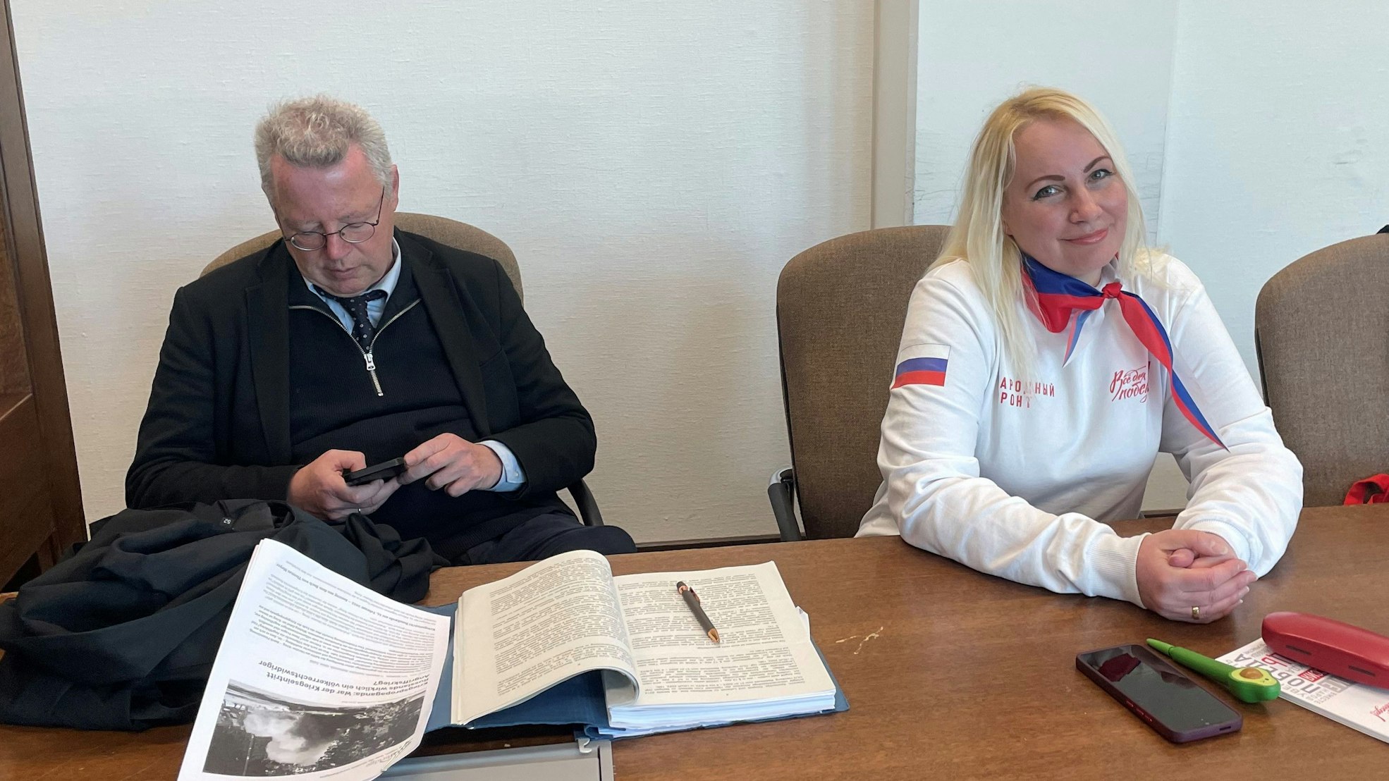 Die Angeklagte Elena Kolbasnikova mit ihrem Rechtsanwalt Markus Beisicht im Landgericht Köln