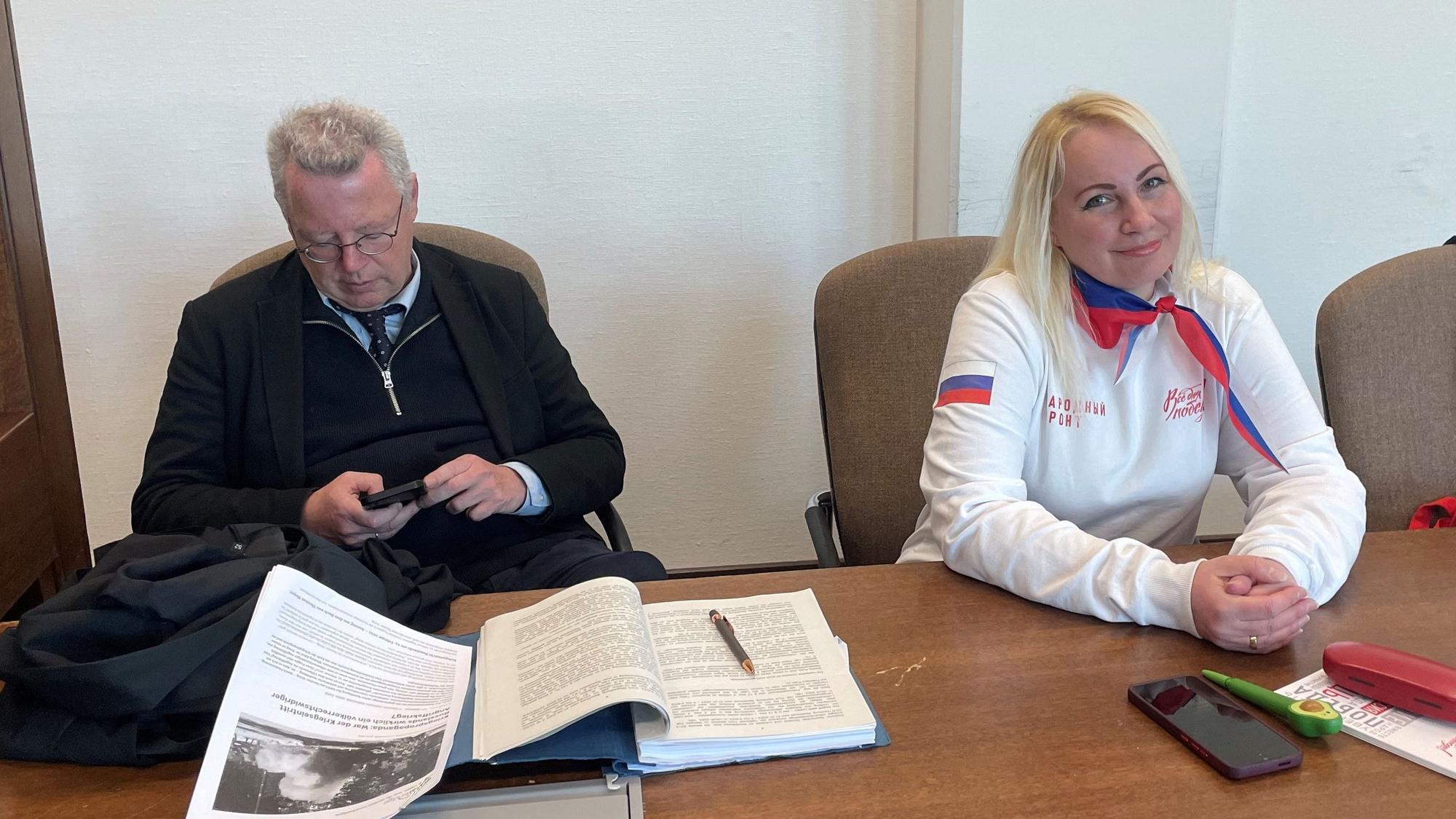 Die Angeklagte Elena Kolbasnikova mit ihrem Rechtsanwalt Markus Beisicht im Landgericht Köln