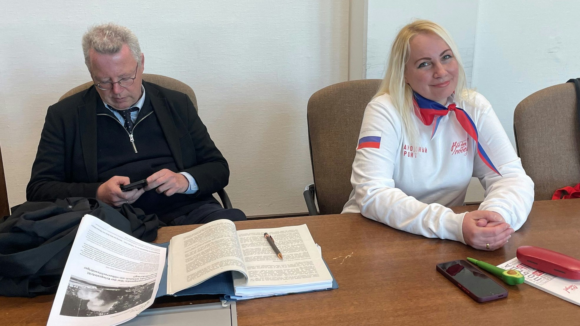 Die Angeklagte Elena Kolbasnikova mit ihrem Rechtsanwalt Markus Beisicht im Landgericht Köln