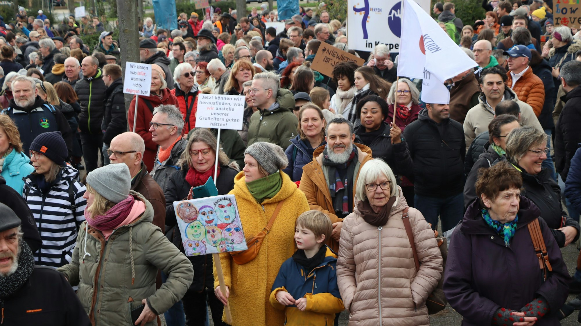 Auf dem Bild sind Demonstranten zu sehen.