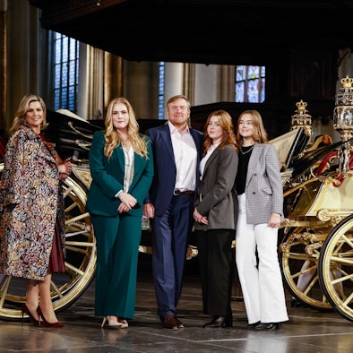 Königin Maxima (l-r), Kronprinzessin Amalia, König Willem-Alexander, Prinzessin Alexia und Prinzessin Ariane der Niederlande stehen während eines Fototermins in der Nieuwe Kerk.