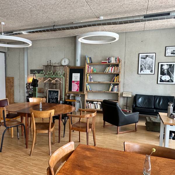 Ein abgetrennter Bereich des Cafés ist dem Lehrpersonal vorbehalten. Das Mobiliar hat Tomaso Giurgolo Secondhand zusammen gesucht.