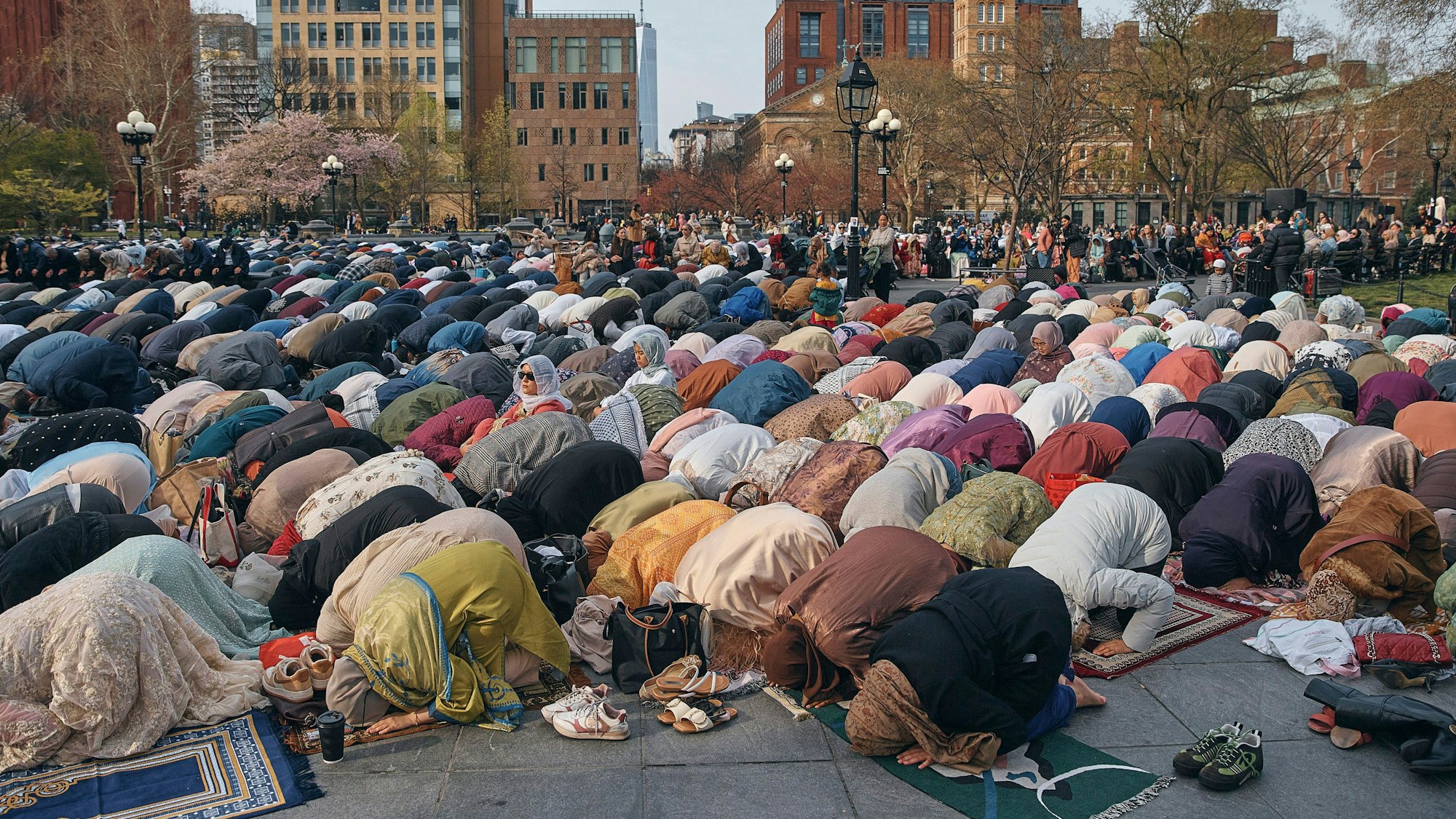 Muslime feiern das Ende des Ramadans im Washington Square Park.