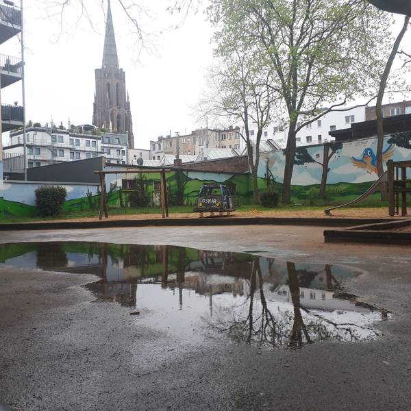 Der Vorplatz des Oskar-Spielplatzes an der Rubensstraße ist nach Regenfällen überschwemmt: Die Kanalisation bewältigt die Wassermassen nicht.