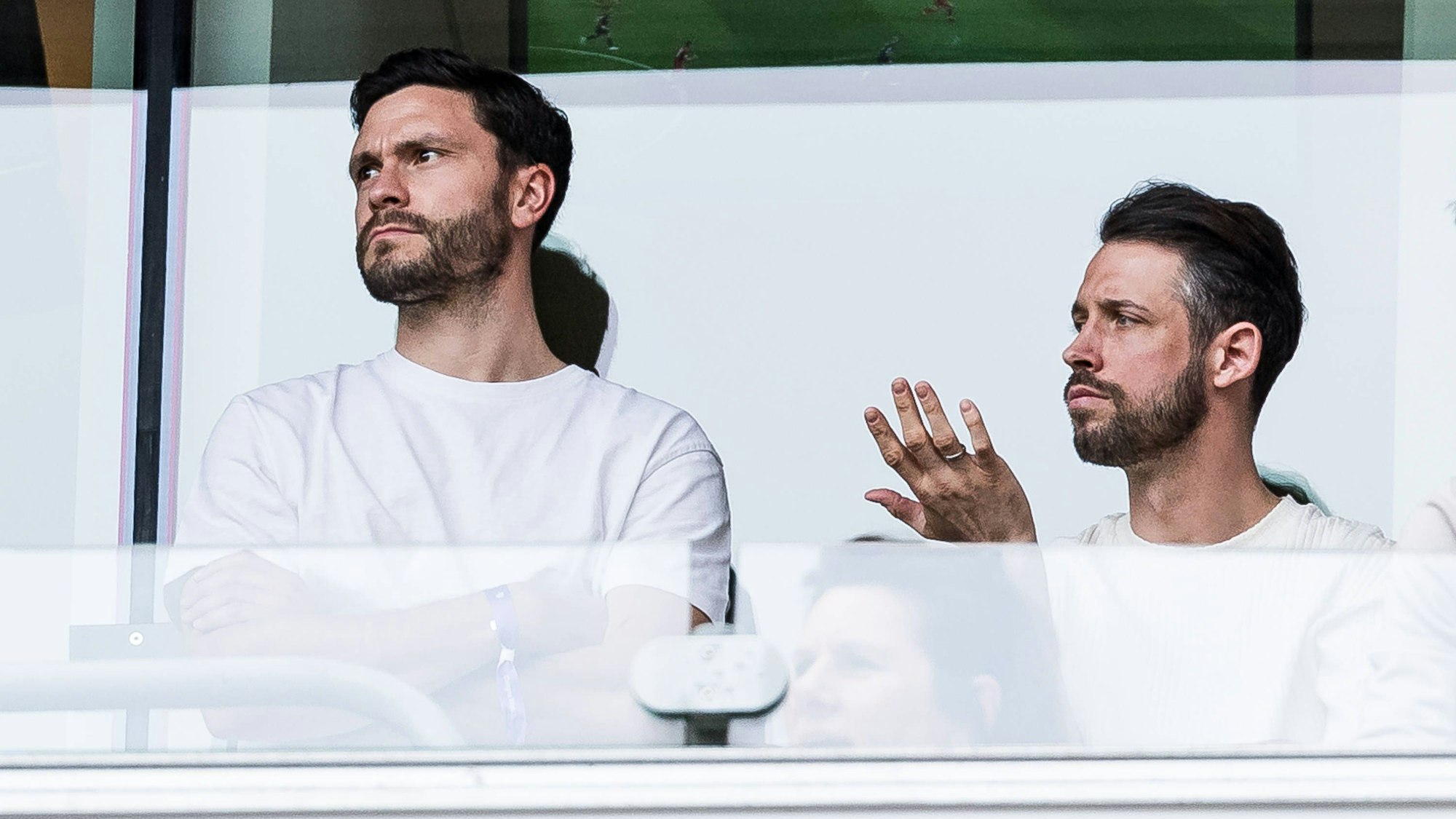 Jonas Hector und Mark Uth verfolgen die Partie des 1. FC Köln gegen den VfL Bochum.