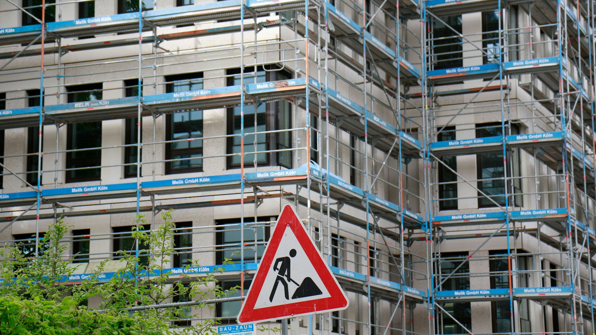 09.04.2024, Köln: Auf einem Gelände in Marienburg baut Projektentwickler Bauwens derzeit ein als „Reiterstaffel Offices“ bezeichnetes Bürogebäude. Der Name leitet sich von der ehemals dort untergebrachten Polizeireiterstaffel ab. Der Markt für Büroflächen und Büroimmobilien ist stark unter Druck. Foto: Arton Krasniqi