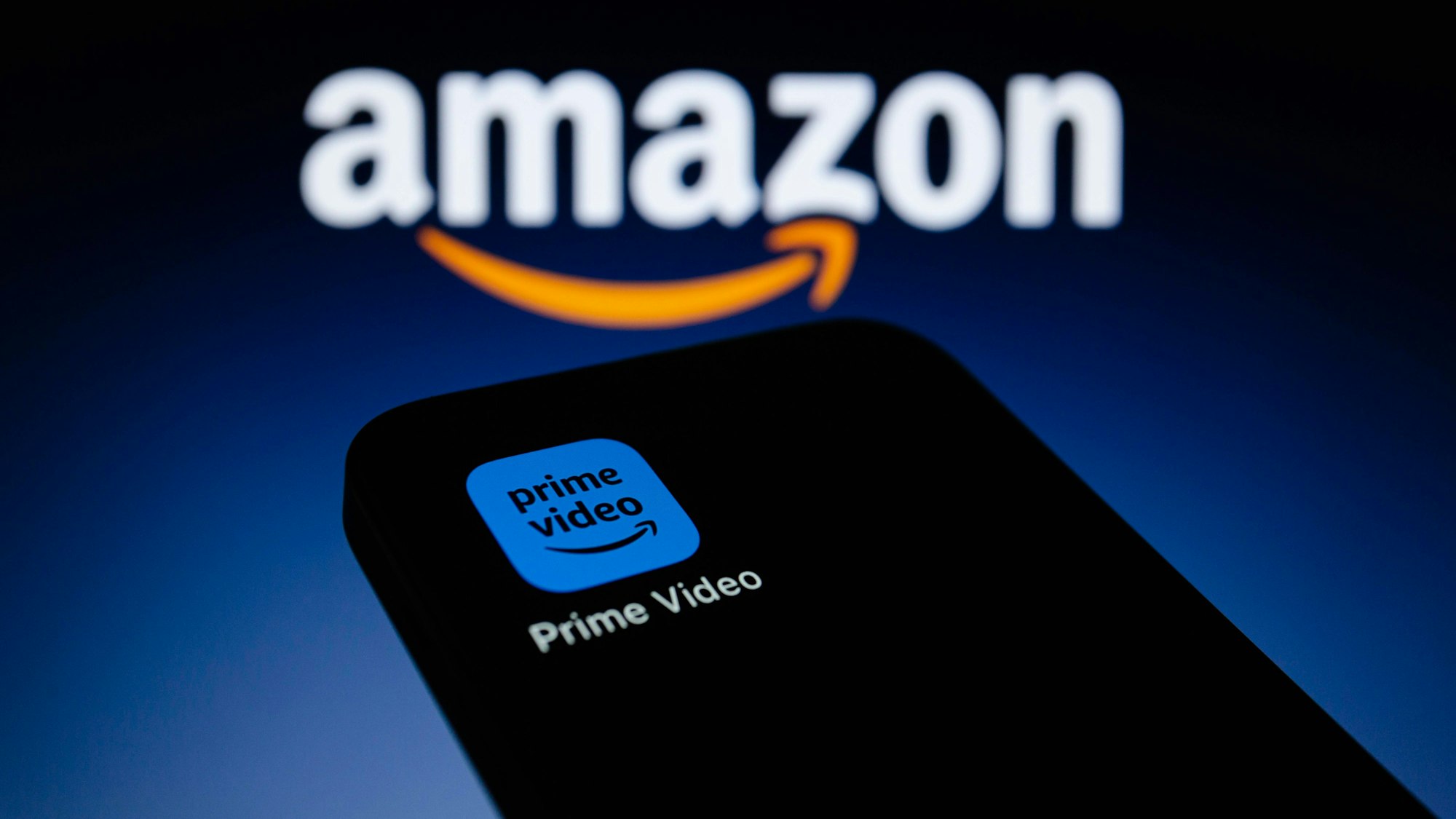 Die App Amazon Prime Video ist auf einem Smartphone zu sehen. Der Streaming-Dienst hat eine bekannte Funktion gestrichen. (Symbolbild)