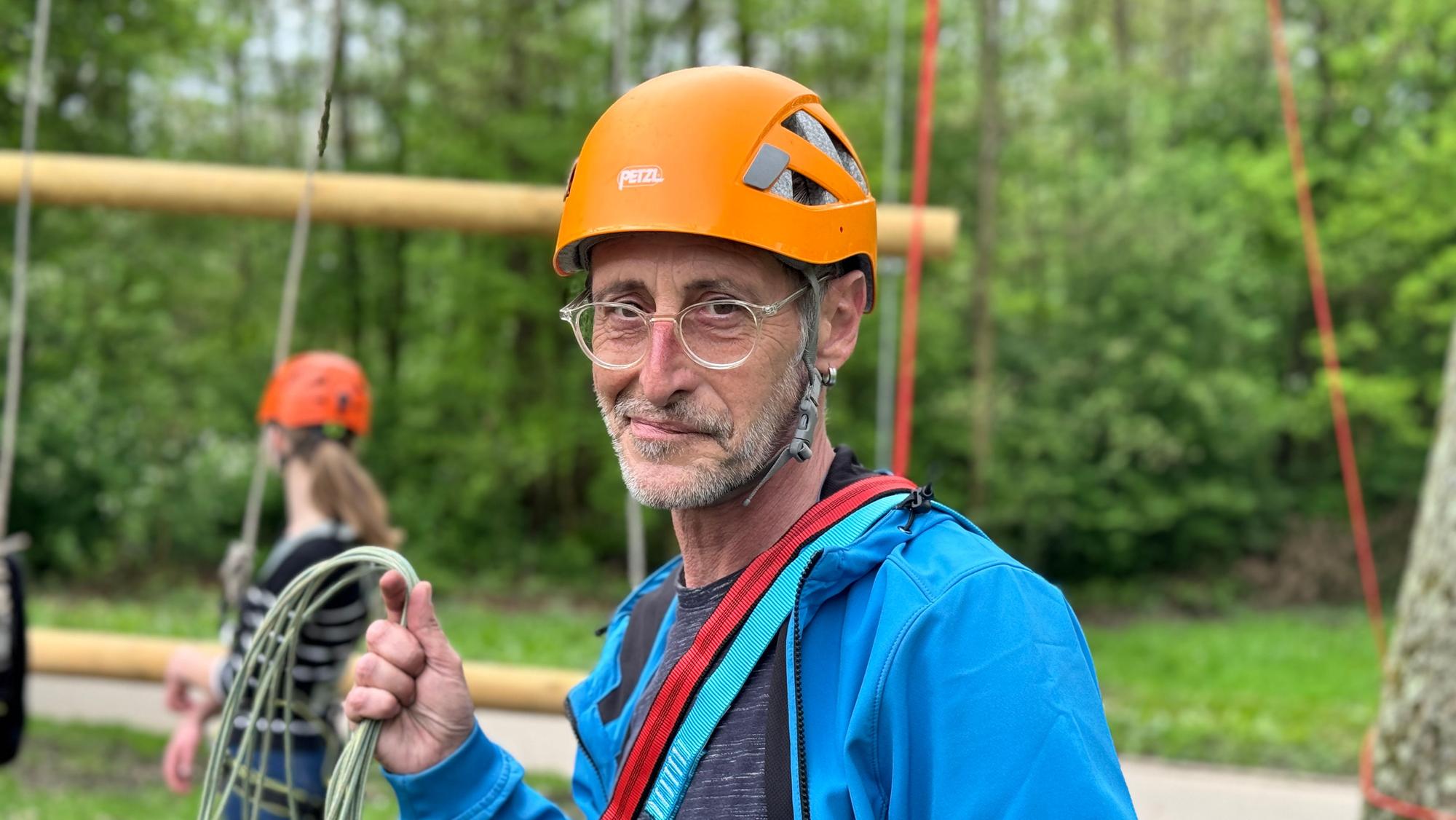 Der Aktionsklettergarten in Alkenrath ist eröffnet: Klettertrainer Manfred Pulzer.