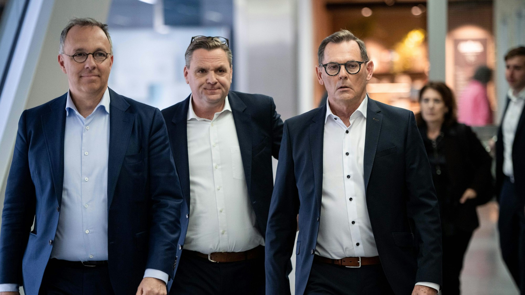 Insolvenzverwalter Stefan Denkhaus (links) kontrolliert Galeria noch bis Ende Juli. Dann übernehmen Geschäftsführer Olivier Van den Bossche (Mitte) und der neue Eigentümer Bernd Beetz (rechts) als Aufsichtsratsvorsitzender.