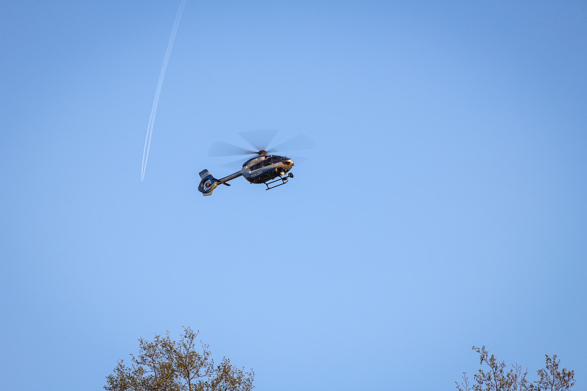 Auch mit einem Hubschrauber suchte die Polizei nach dem zweiten Verdächtigen.