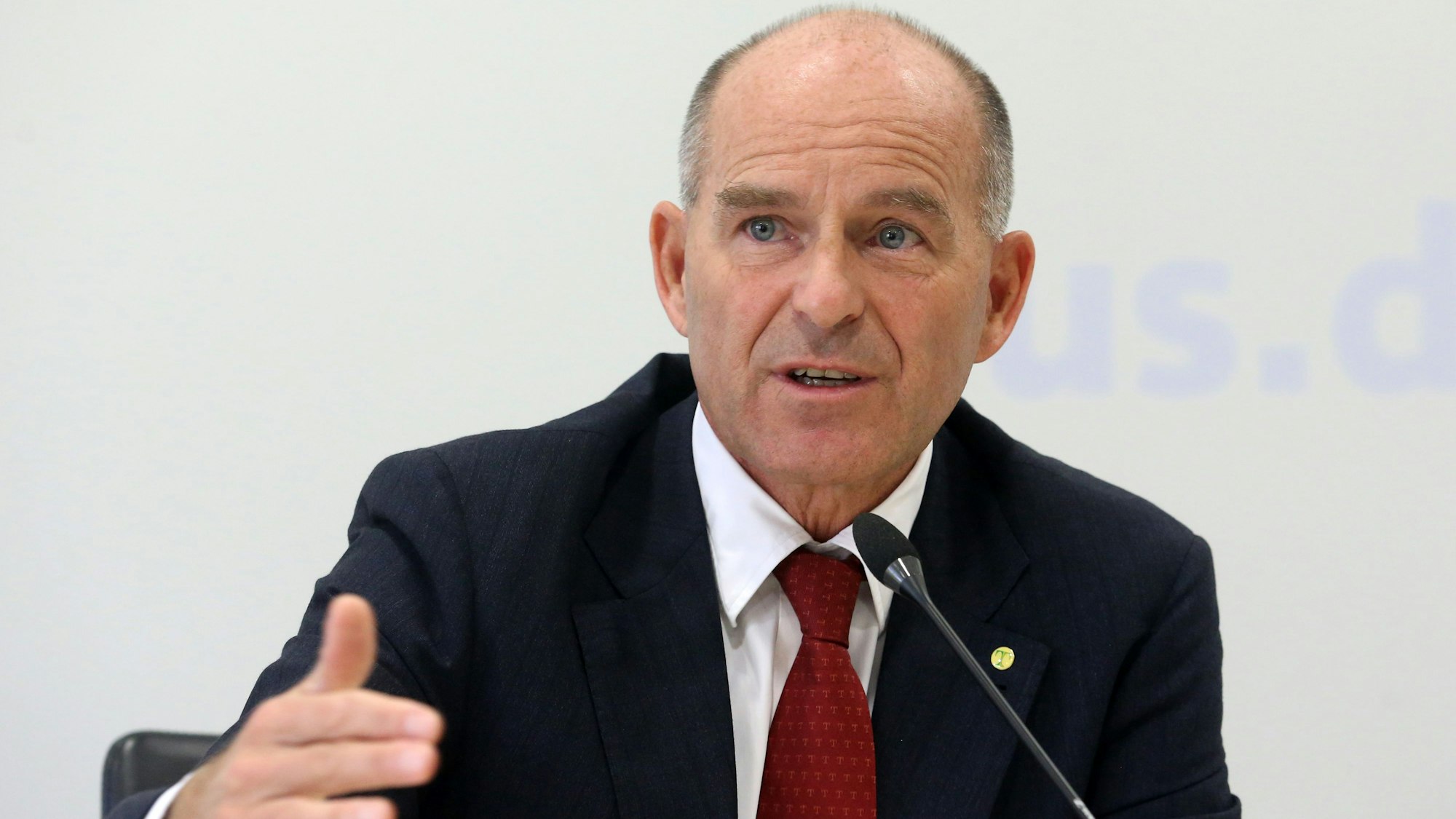 Karl-Erivan Haub, der damalige Chef der Unternehmensgruppe Tengelmann, beantwortet während einer Bilanzpressekonferenz Fragen.