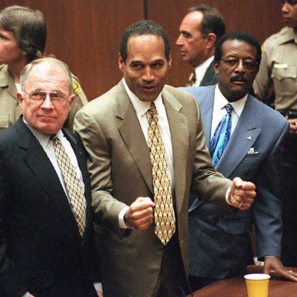 O. J. Simpson vor Gericht im Jahr 1995. Der Ex-Footballer wurde in einem viel beachteten Prozess vom Verdacht, seine Ex-Frau ermordet zu haben, freigesprochen.