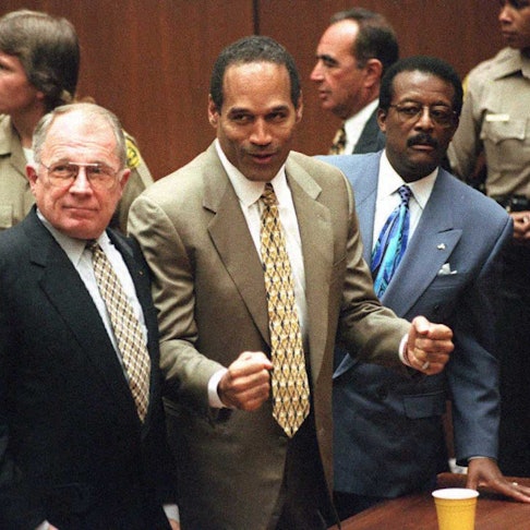 O. J. Simpson vor Gericht im Jahr 1995. Der Ex-Footballer wurde in einem viel beachteten Prozess vom Verdacht, seine Ex-Frau ermordet zu haben, freigesprochen.
