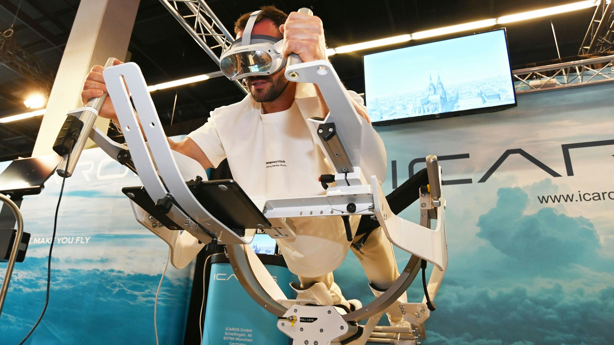 11.04.2024 Köln. Die Fitnessmesse FIBO 2024 in den Kölner Messehallen. Personal Trainer Manuel Gajus testet einige Neuheiten. Foto: Alexander Schwaiger