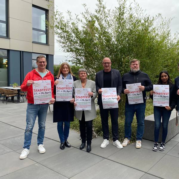Die Sponsoren und Organisatoren posieren mit Plakaten für das Stadtfest im Euskirchener Office Park.