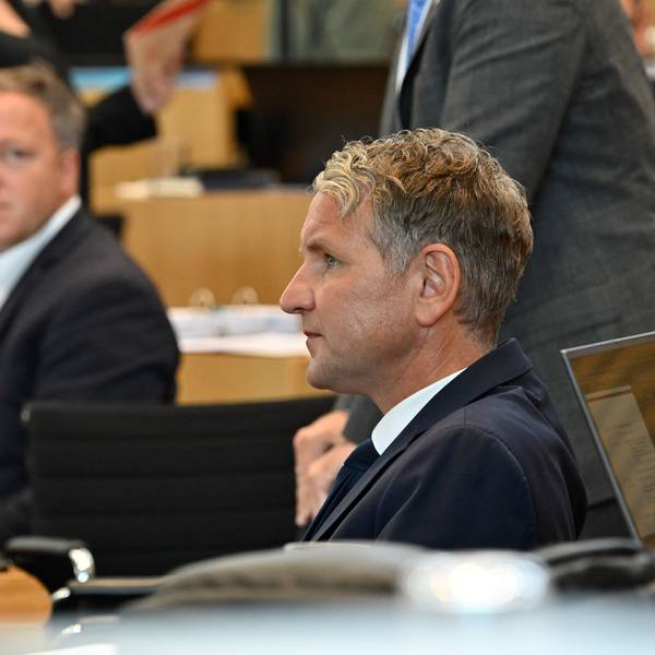 Björn Höcke (r, AfD) und Mario Voigt (l, CDU), Fraktionsvorsitzende ihrer Parteien, im Plenarsaal des Thüringer Landtags.