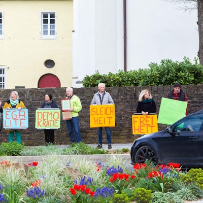 Das Foto zeigt Teilnehmer einer Demonstration in Marienheide.