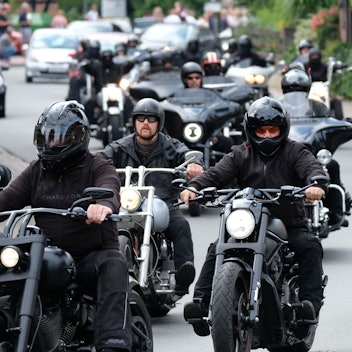 Mitglieder des Rockerclubs Hells Angels auf schweren Motorrädern